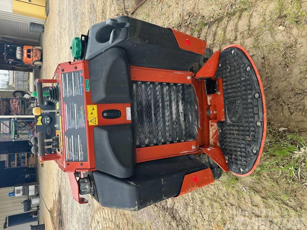 Ditch Witch SK900 Skid steer loaders