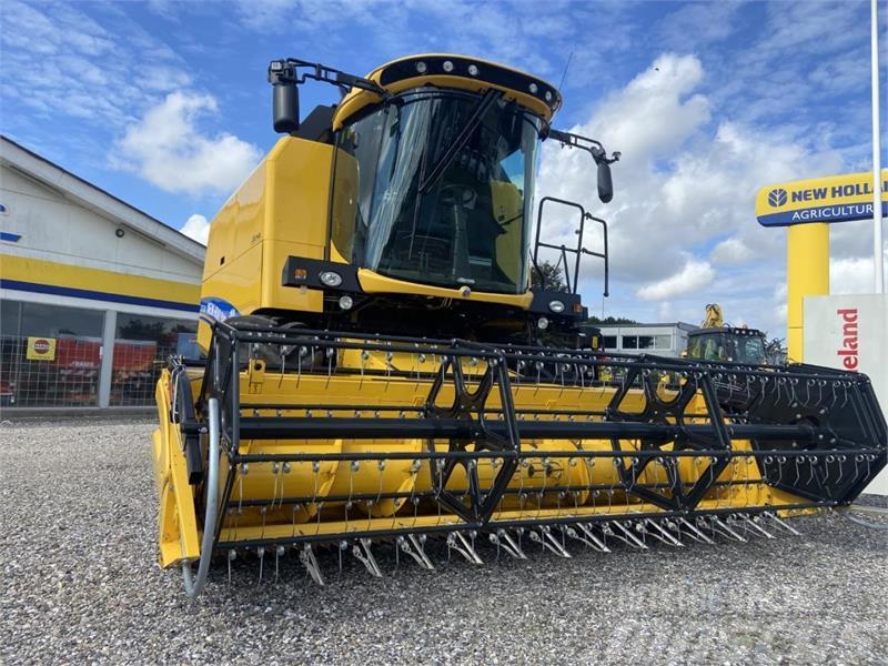 New Holland TC5.90 Stage V Combine harvesters
