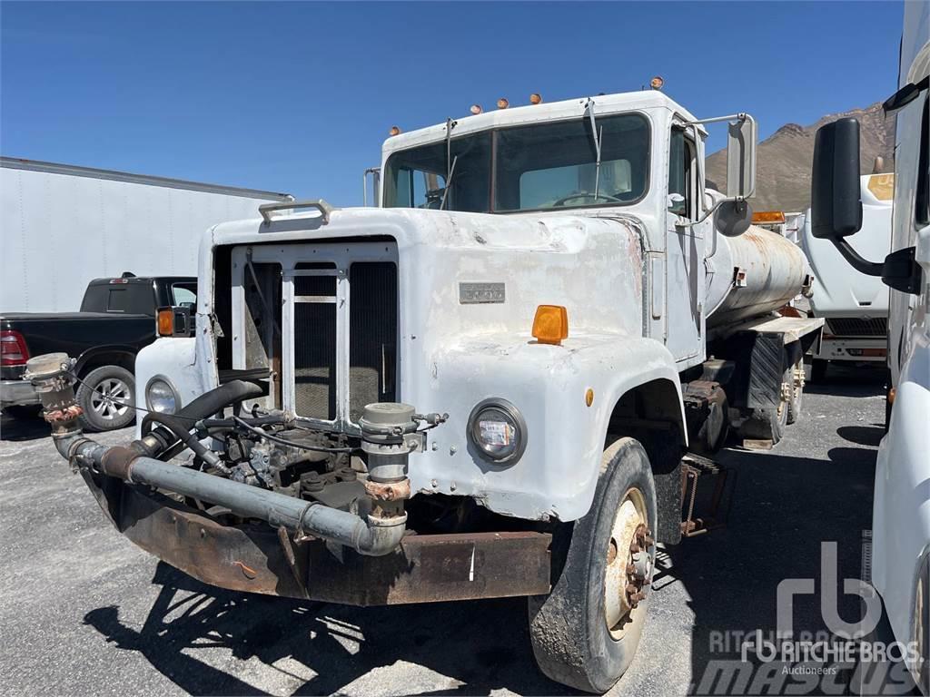 International 4000 gal 6x4 (Inoperable) Water tankers