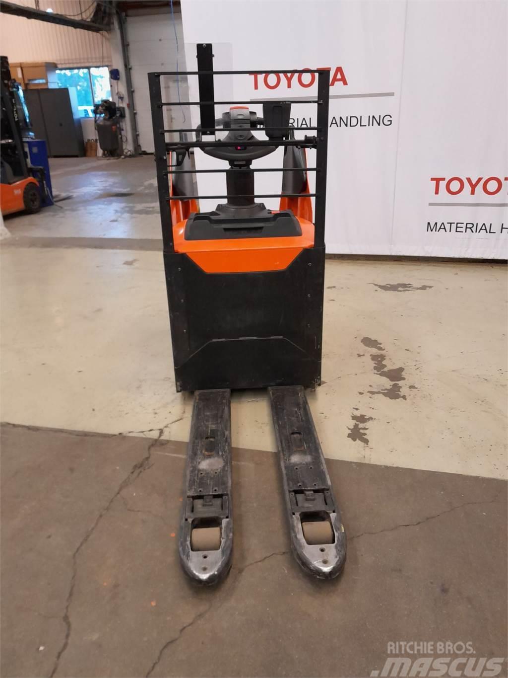 Toyota LPE200 Low lifter with platform