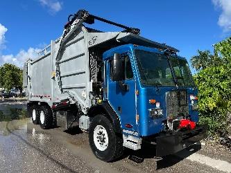 Peterbilt 320