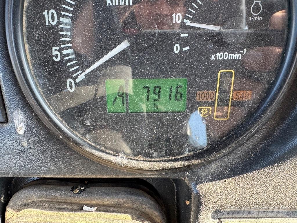 Belarus 1025.4 Traktor med skogsutstyr