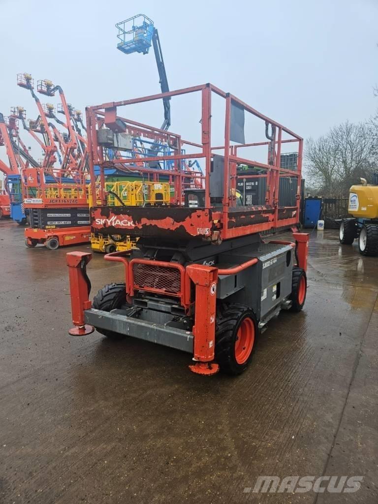 SkyJack 6832RT Sakselifter