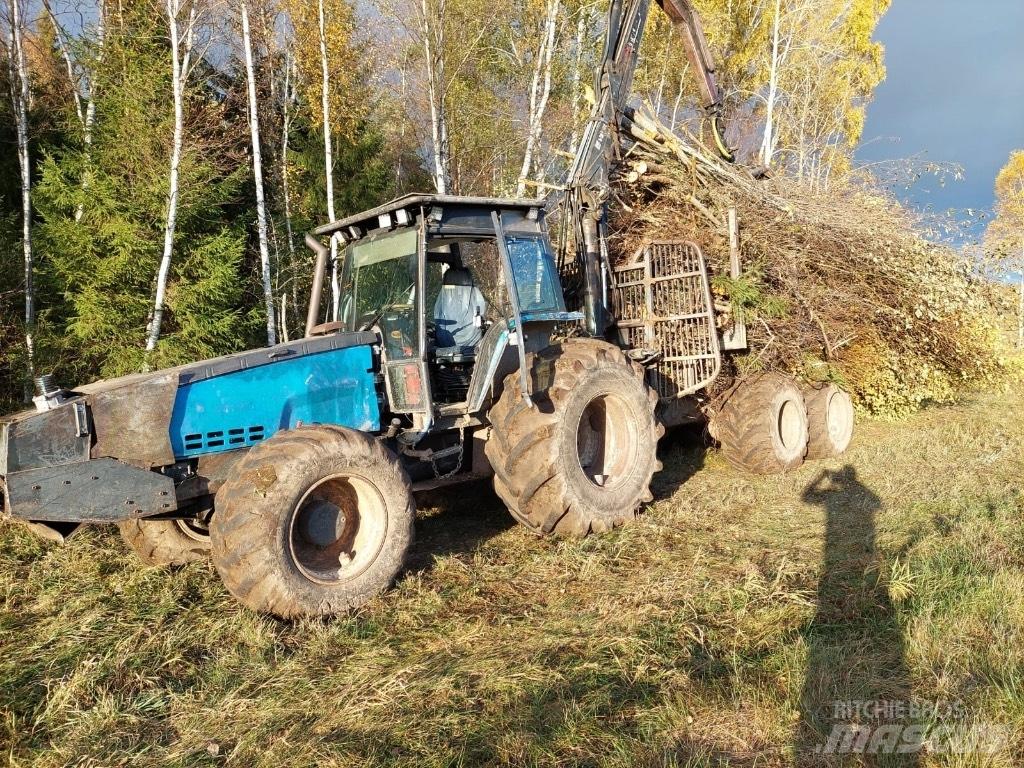 Valtra 8400 Traktor med skogsutstyr