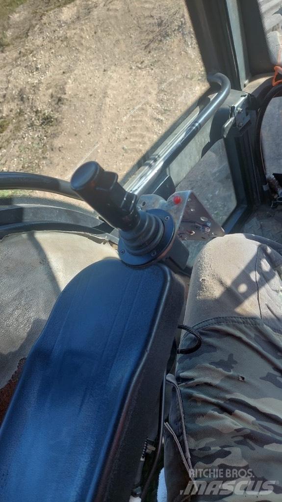 Valtra 8400 Traktor med skogsutstyr