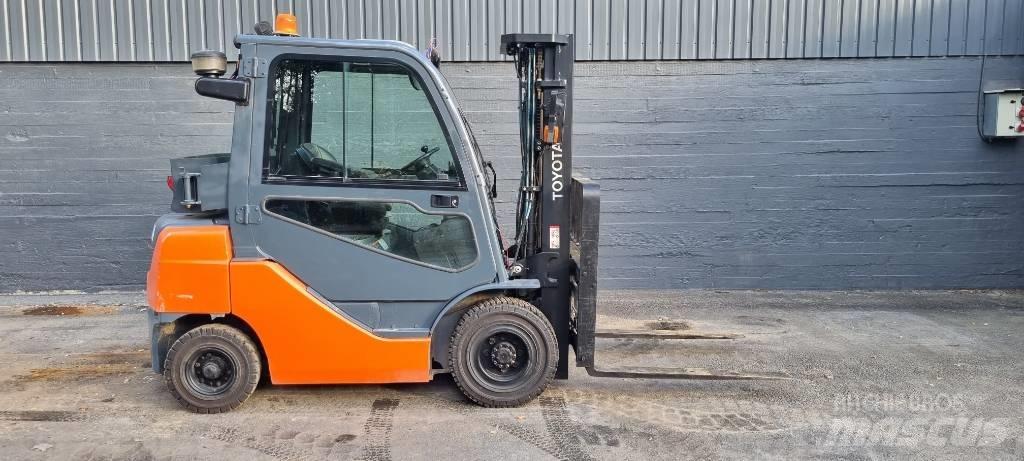 Toyota 8 FDF 25 Diesel Trucker