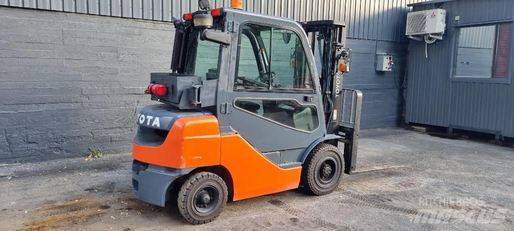 Toyota 8 FDF 25 Diesel Trucker