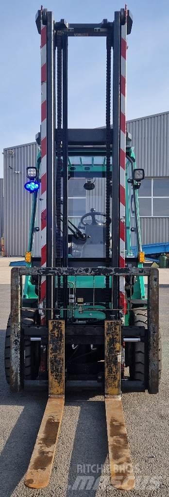 Mitsubishi FD30N Skyvemasttruck