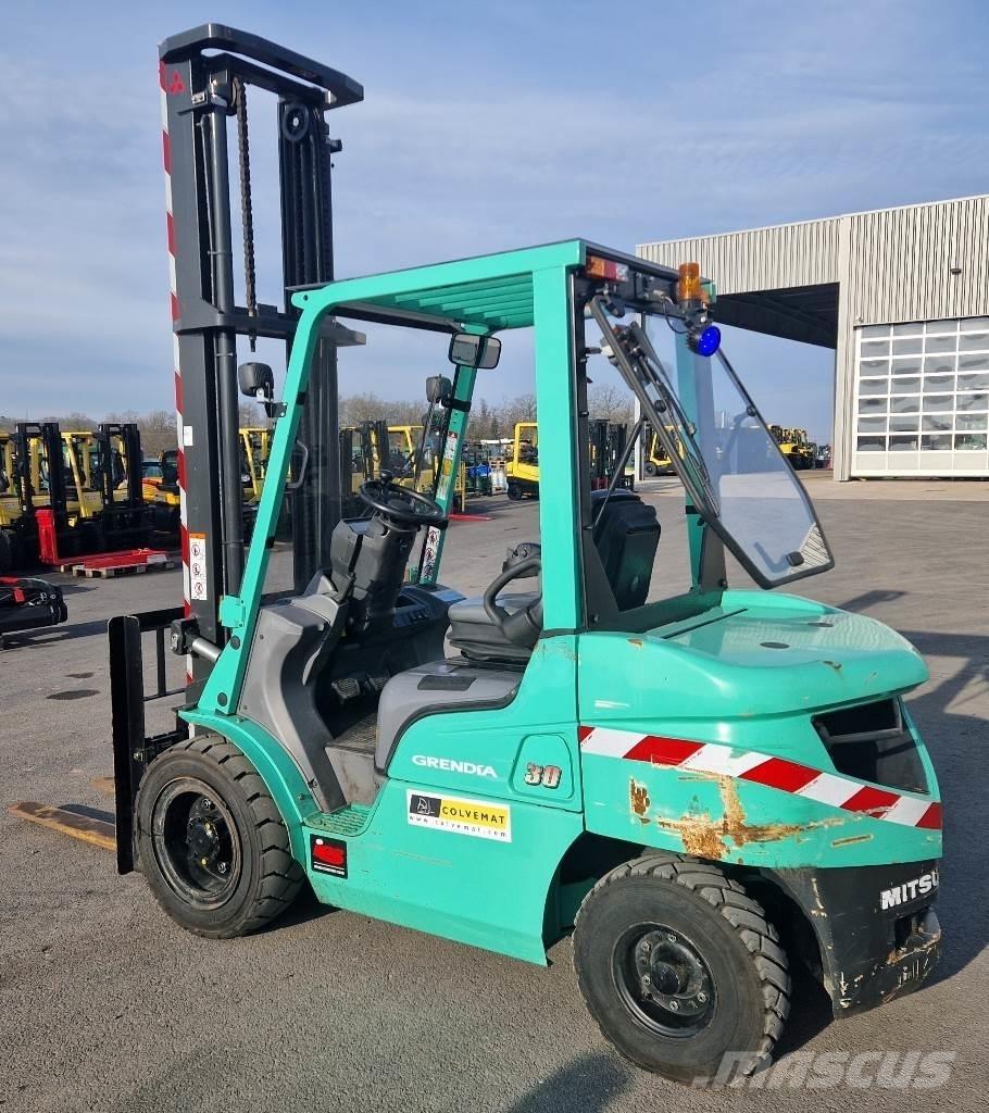 Mitsubishi FD30N Skyvemasttruck