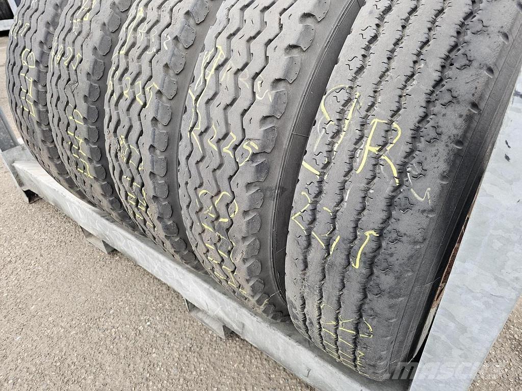 Uniroyal 9 R 22.5 Semi-trailer med Containerramme