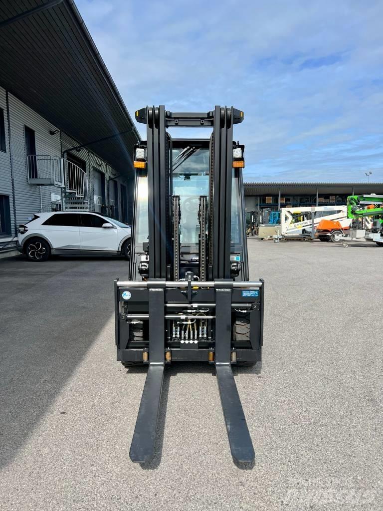 Hyundai 35DN-9V Diesel Trucker