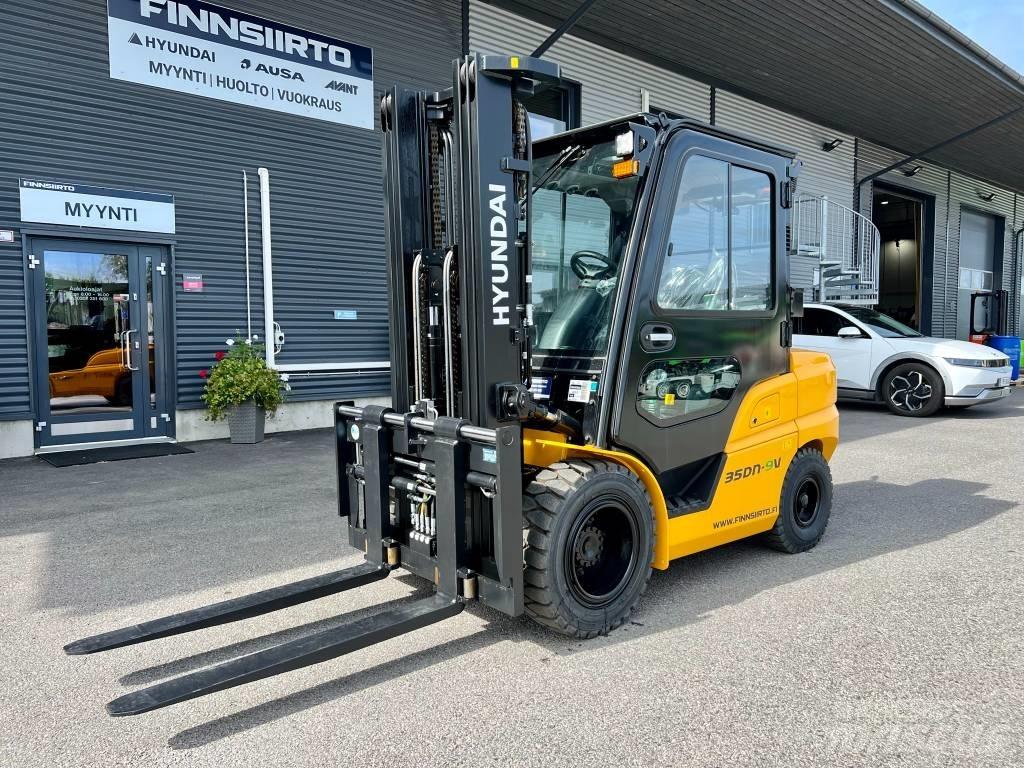 Hyundai 35DN-9V Diesel Trucker