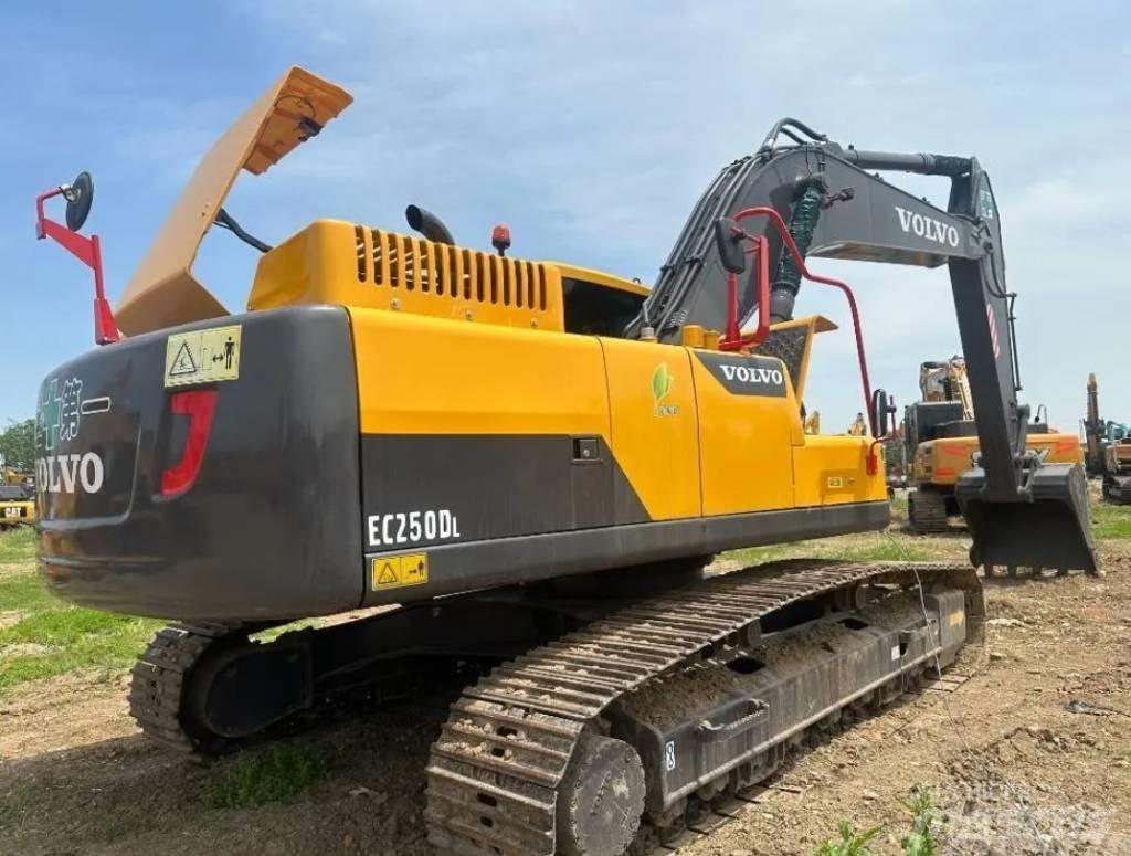 Volvo EC 250 D L Beltegraver