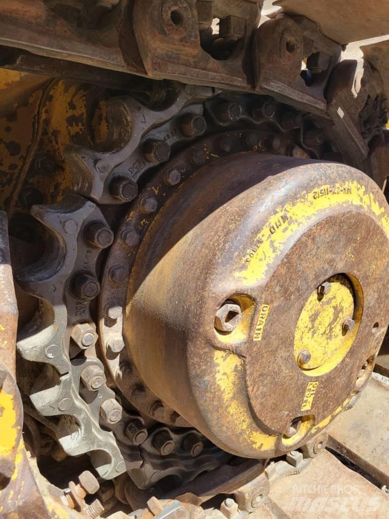 Komatsu D65EX-15 Dozere Beltegående