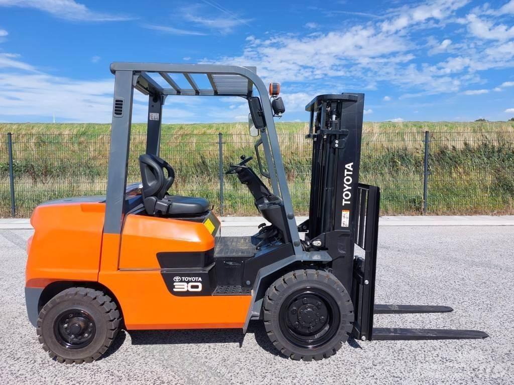 Toyota FDZN30 Diesel Trucker