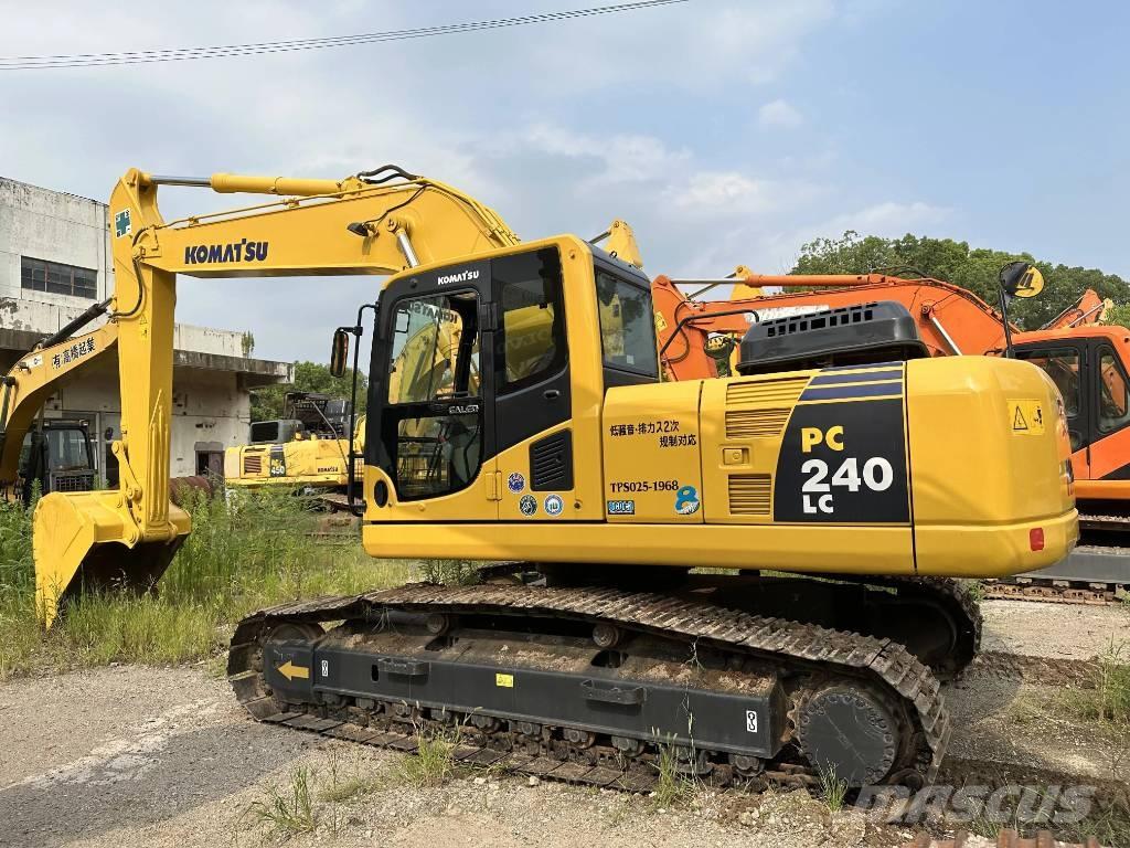 Komatsu PC240-8 Beltegraver