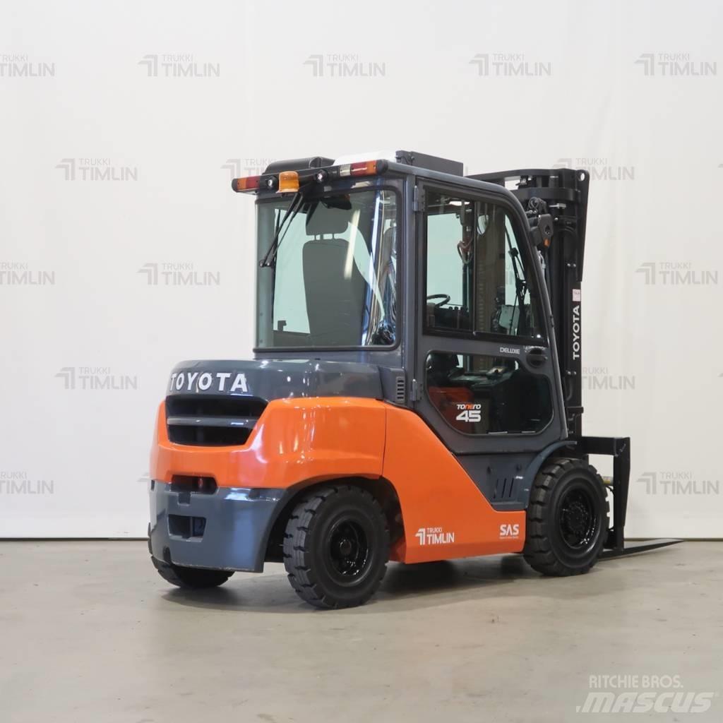 Toyota 40-8FD40N Diesel Trucker