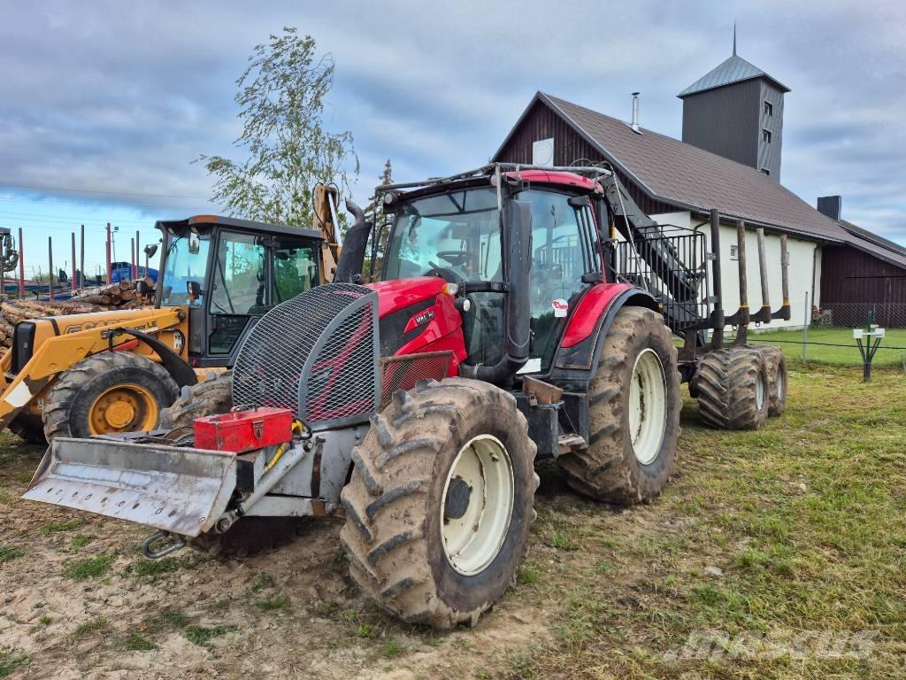 Valtra N 154 E Traktor med skogsutstyr