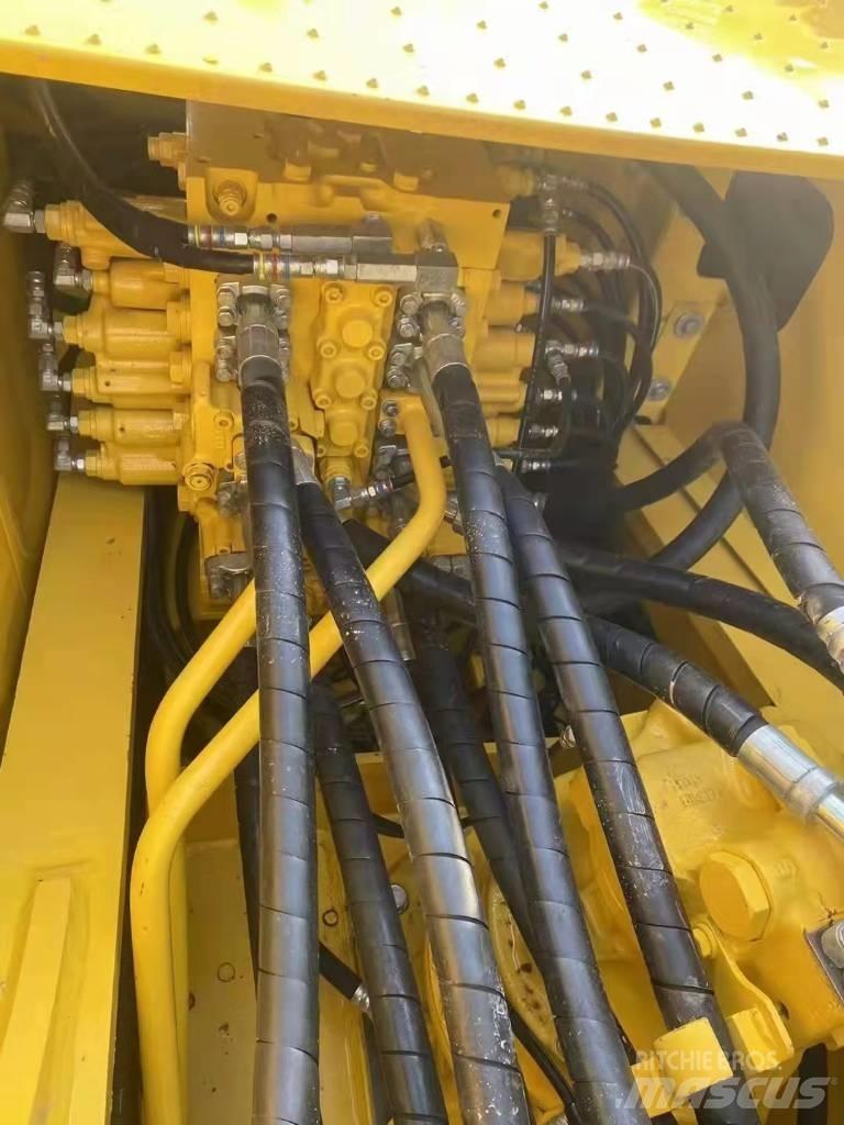 Komatsu PC 220-8 Beltegraver