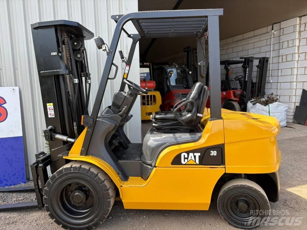 CAT DP30NT Diesel Trucker