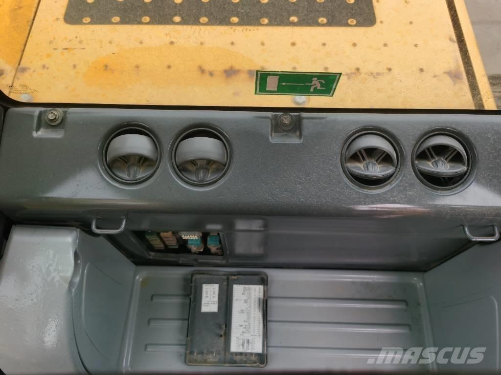 Komatsu PC 220-8 Beltegraver