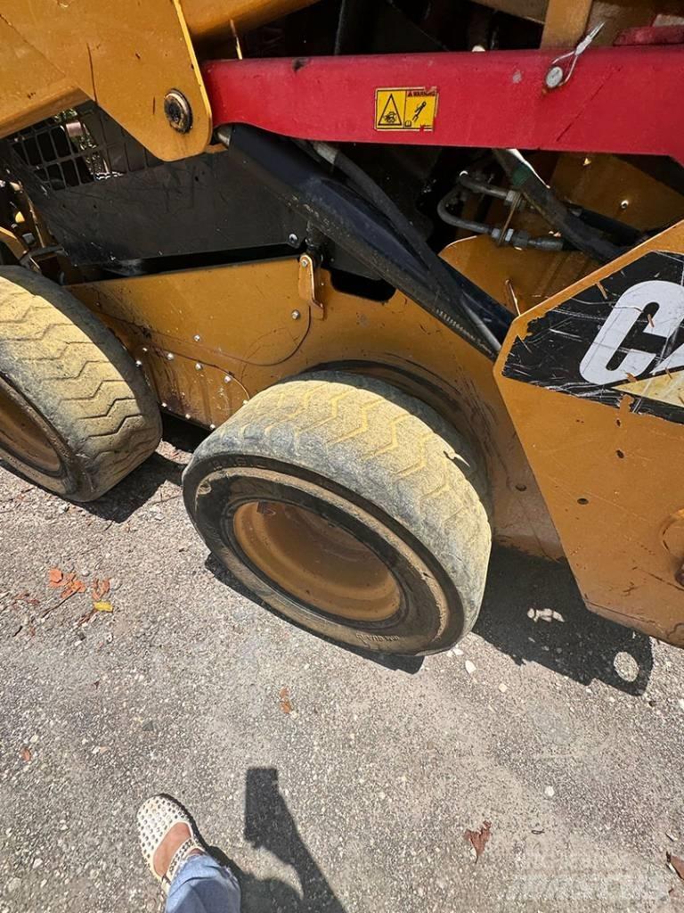 CAT 242 D Kompaktlastere