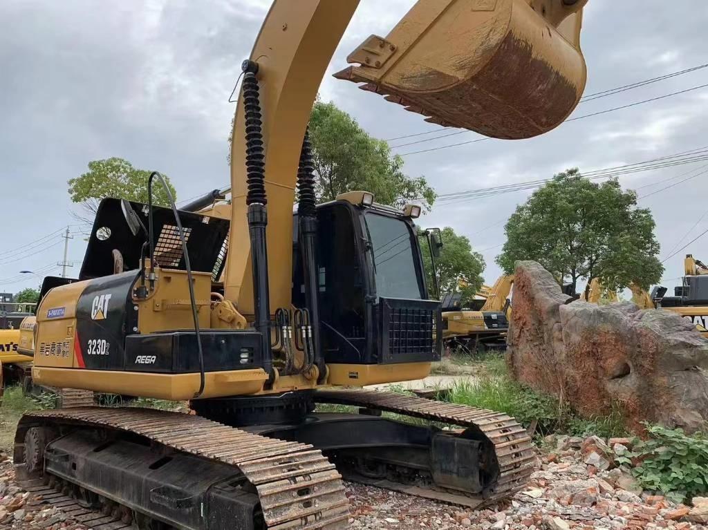 CAT 323D Beltegraver