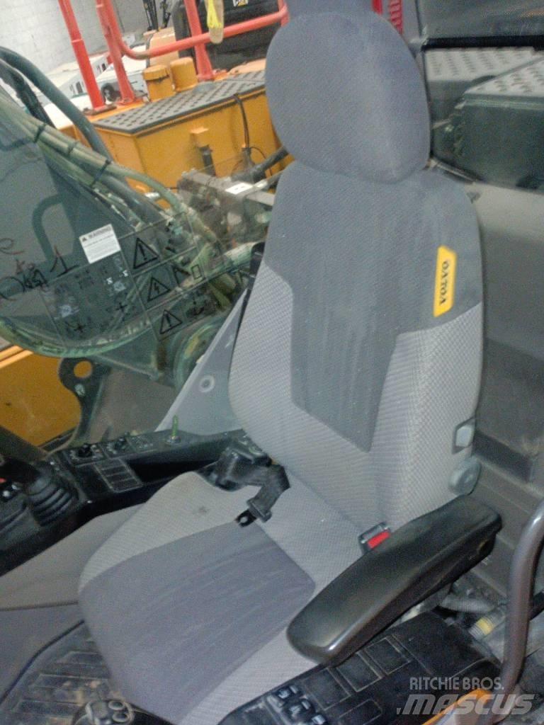 Volvo EC 220 E Beltegraver