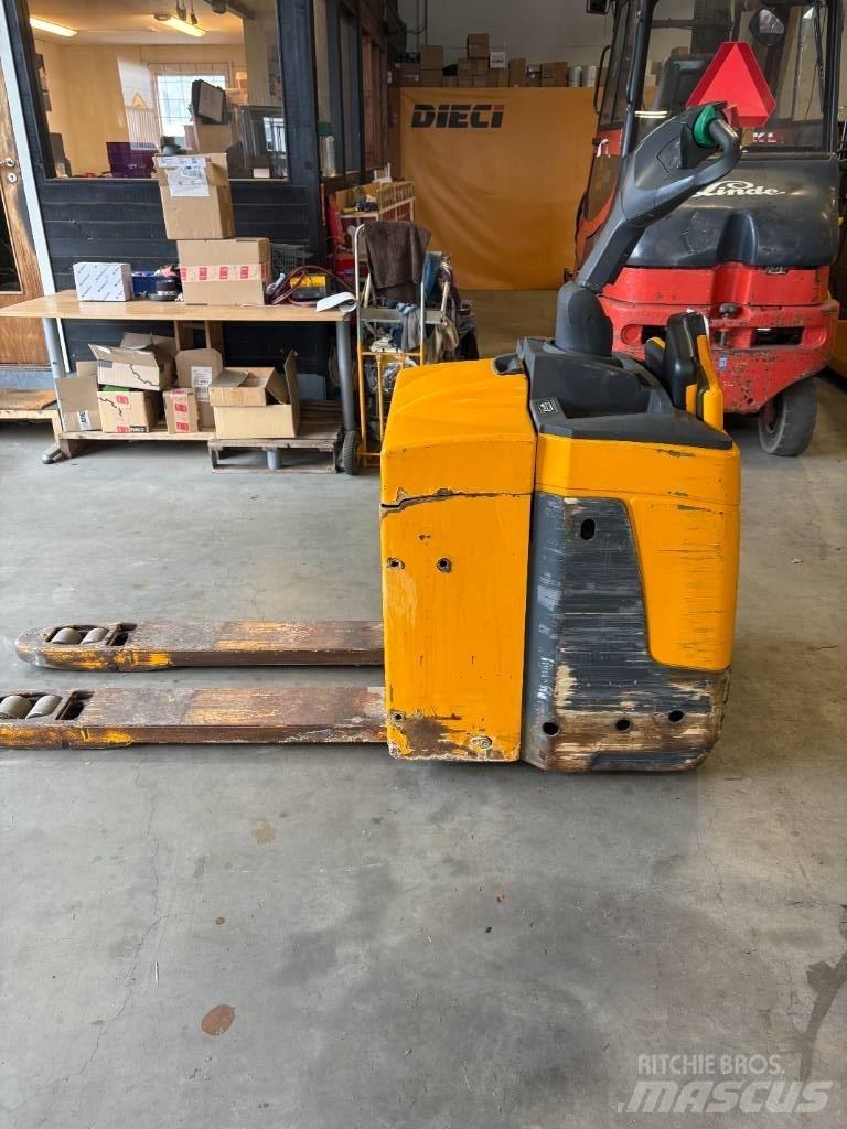 Jungheinrich ERE 225 Lavtløftende truck med platform
