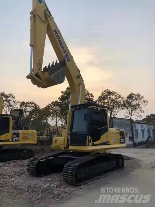 Komatsu PC200-8 Beltegraver