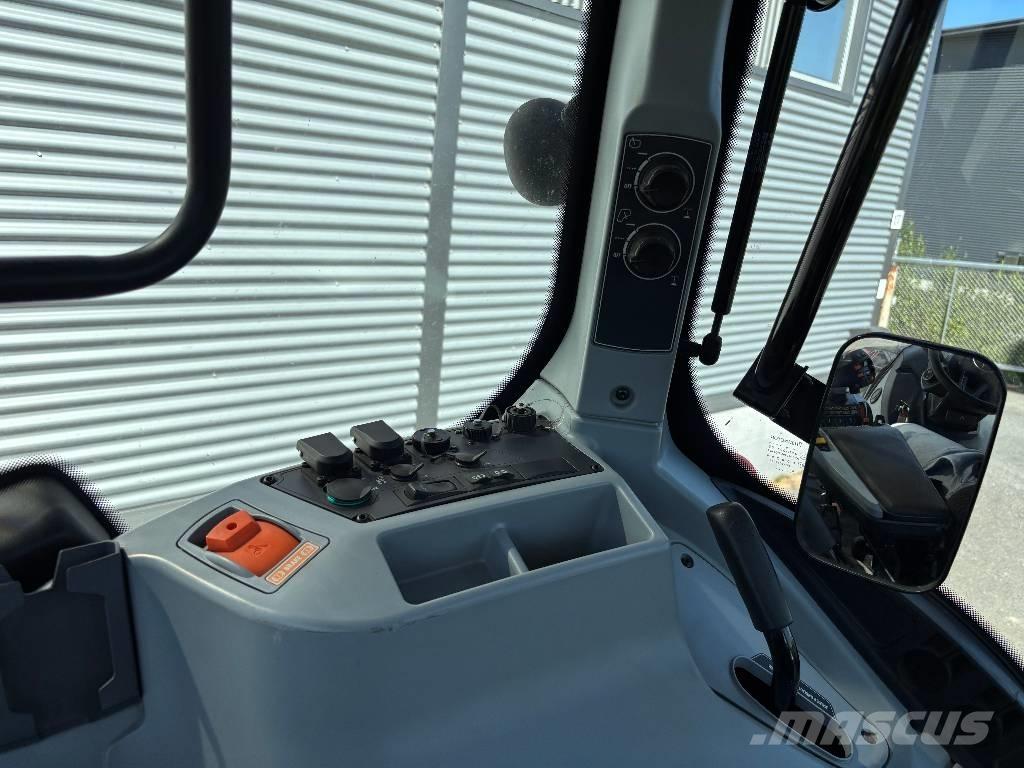 Valtra T 215 Versu Traktorer