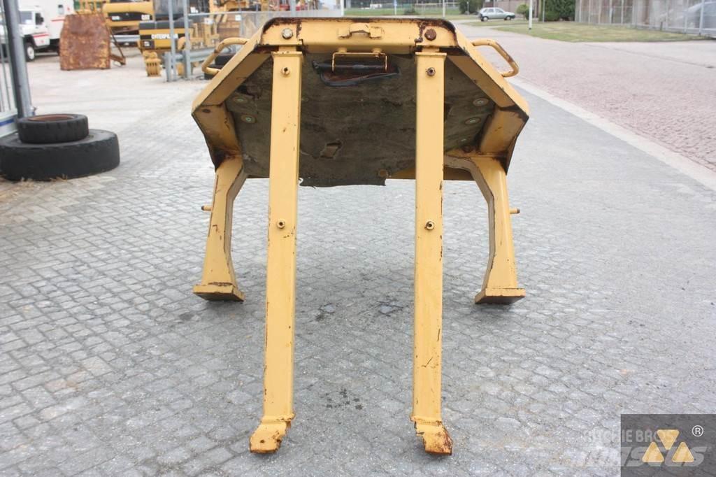 CAT D8N O-rops cab Førerhus og Interiør