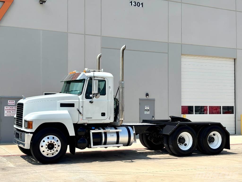Mack Pinnacle 64T Trekkvogner