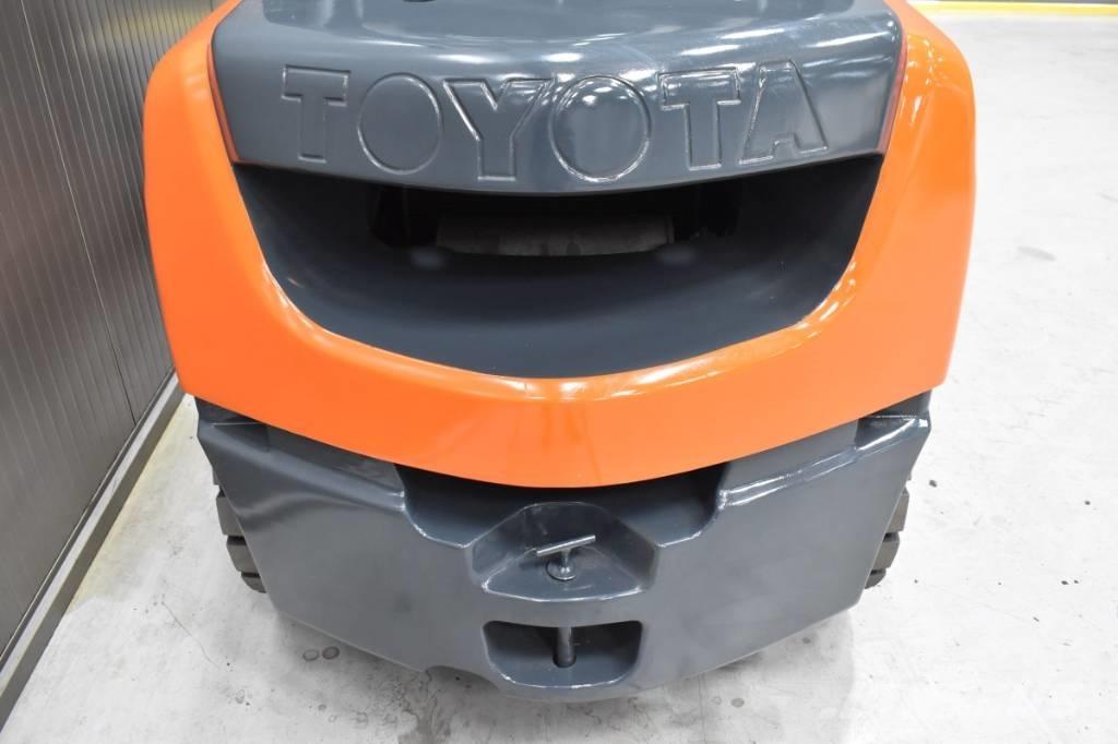 Toyota 06-8FD30F Diesel Trucker
