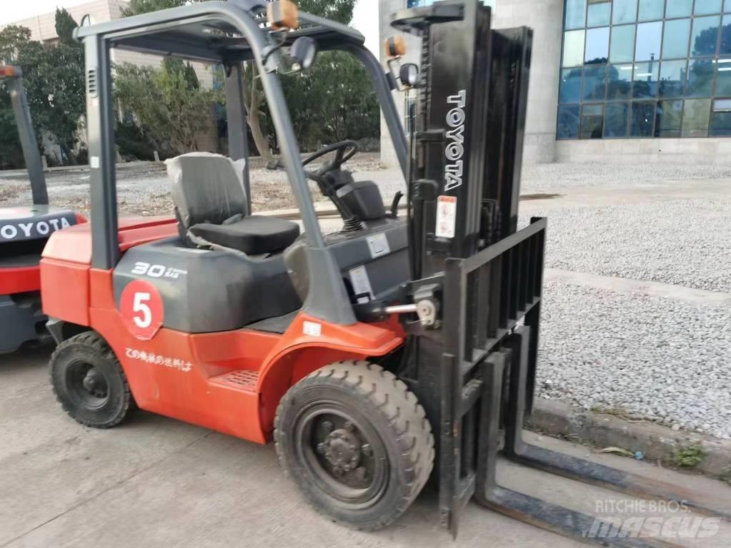 Toyota 7FD 30 Diesel Trucker