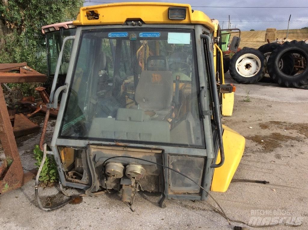 Komatsu WB 97 R Førerhus og Interiør