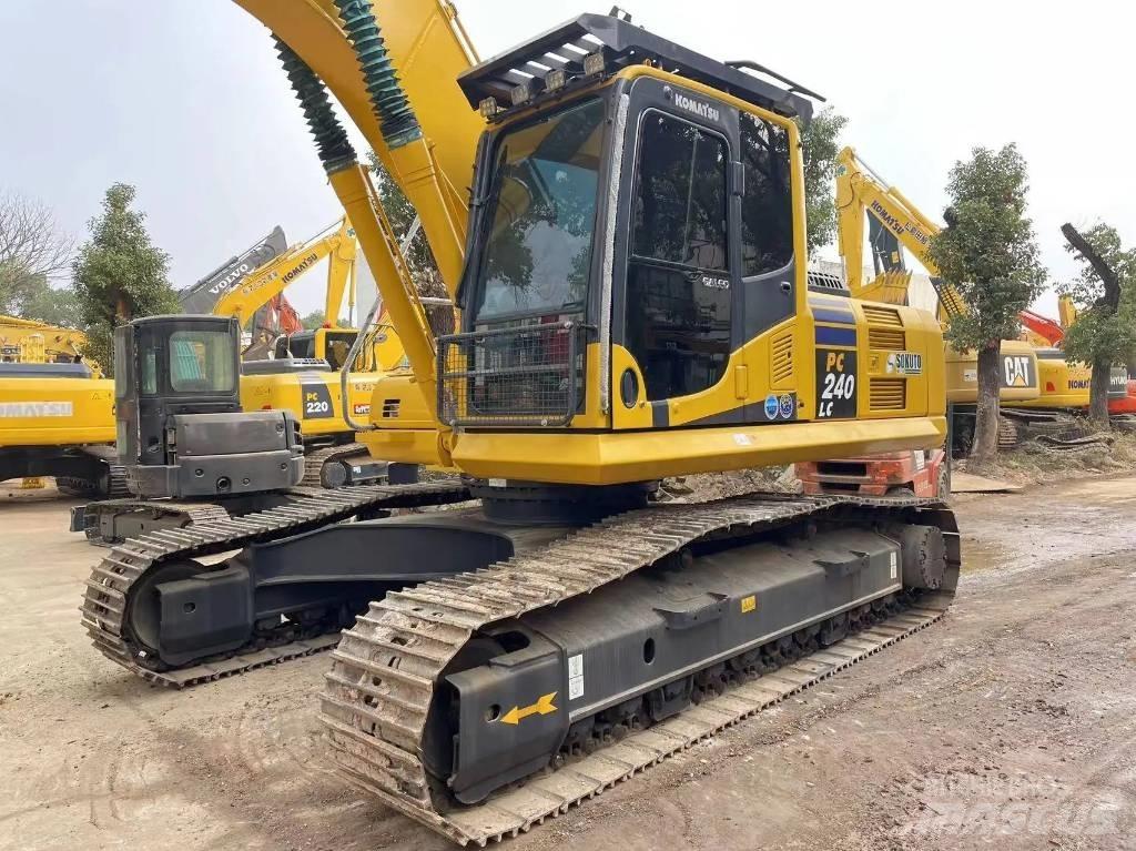 Komatsu PC240-8 Beltegraver