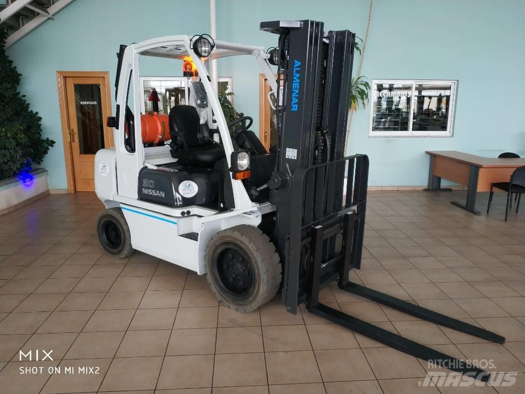 Nissan UGD-30 Propan trucker