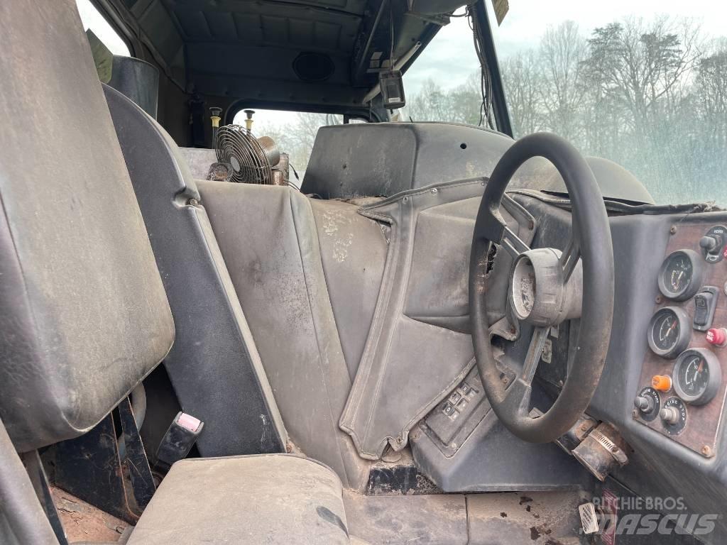 Peterbilt 320 Chassis