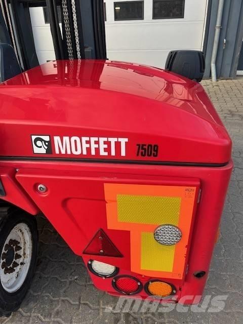 Moffett M4 25.3 Diesel Trucker