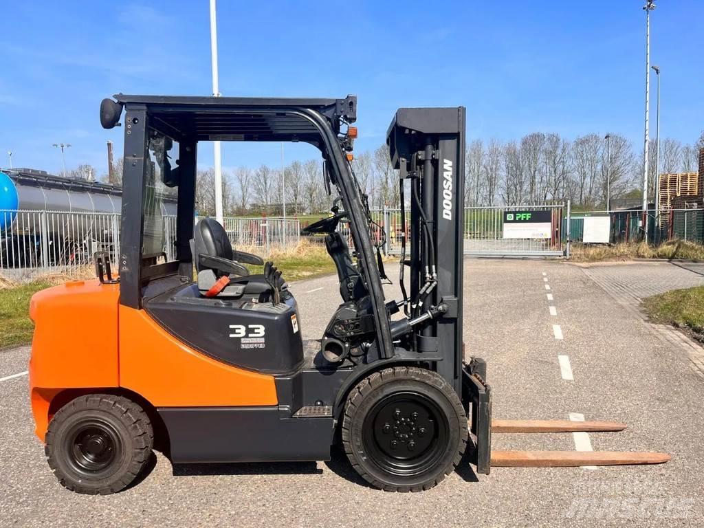 Doosan D33S- 7 Diesel Trucker