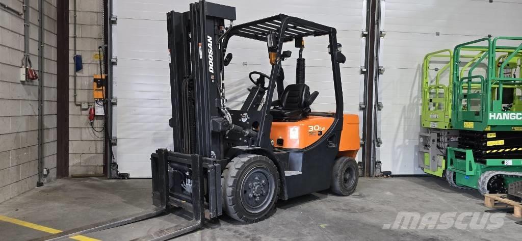 Doosan D 30 GP Diesel Trucker