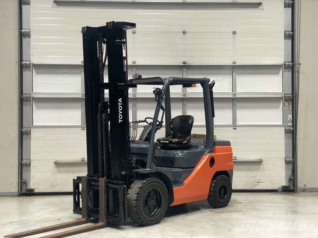 Toyota 52-8FDF30 Diesel Trucker