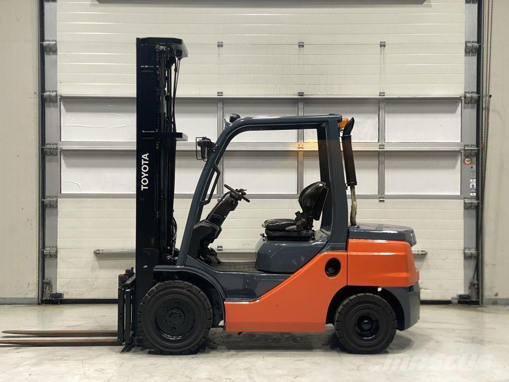 Toyota 52-8FDF30 Diesel Trucker