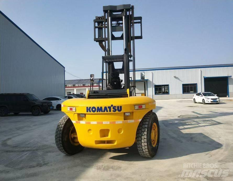 Komatsu FD200 Teleskoplastere