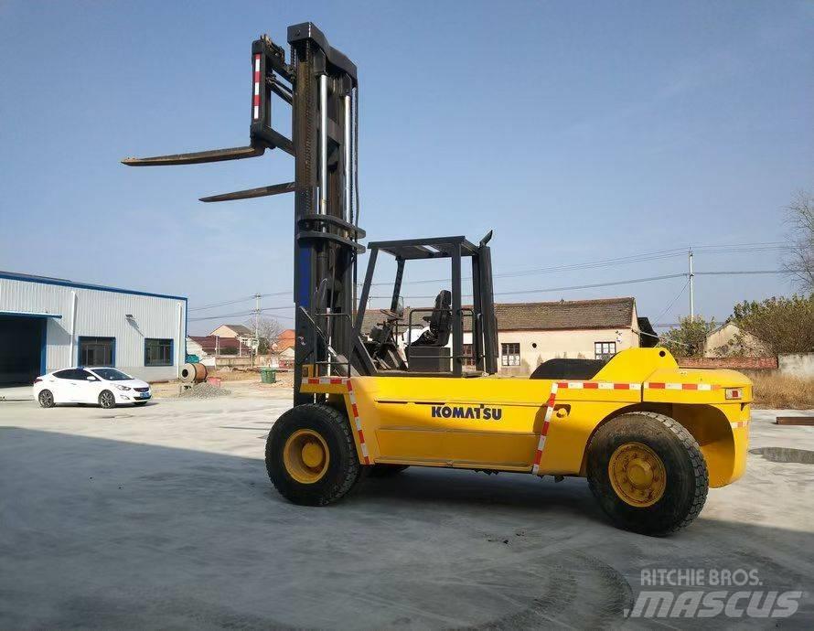 Komatsu FD200 Teleskoplastere
