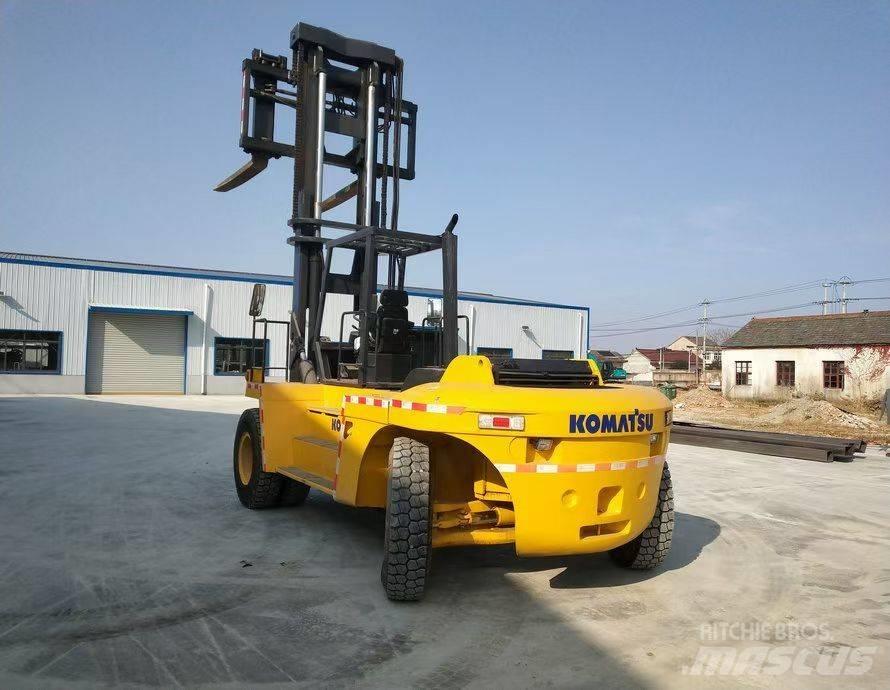 Komatsu FD200 Teleskoplastere