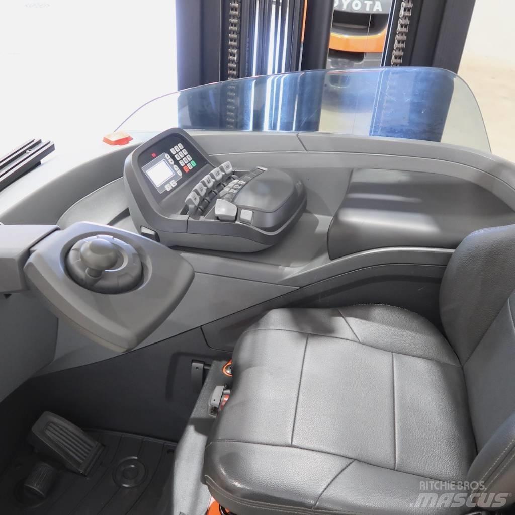 Toyota RRE200HC Skyvemasttruck