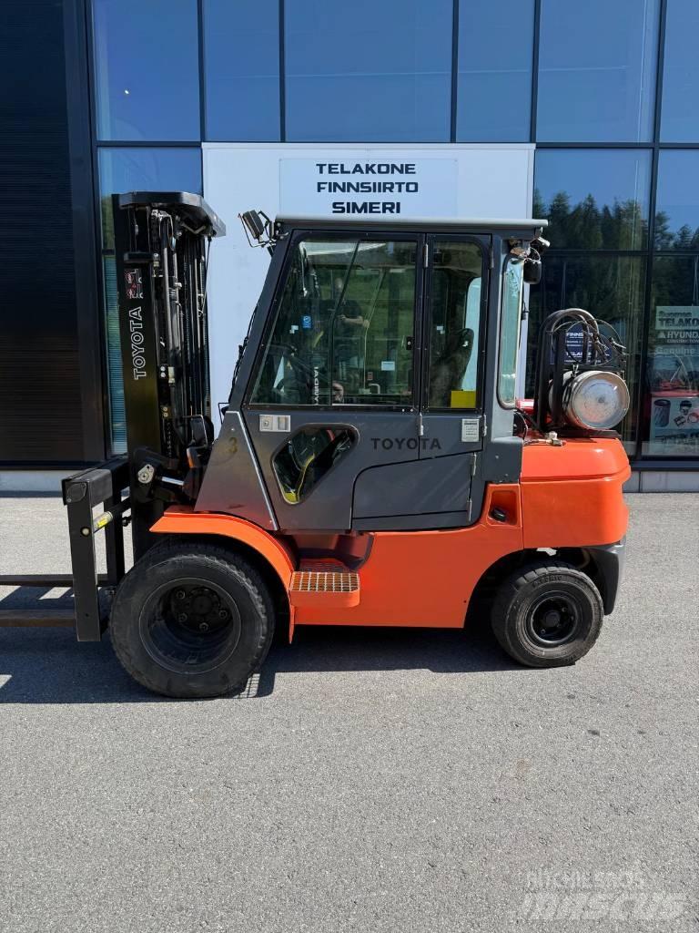 Toyota 02-7 FGF 30 Propan trucker