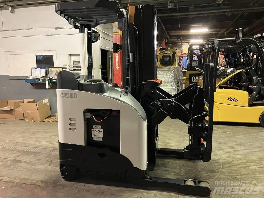 Crown RM6025-45 Skyvemasttruck